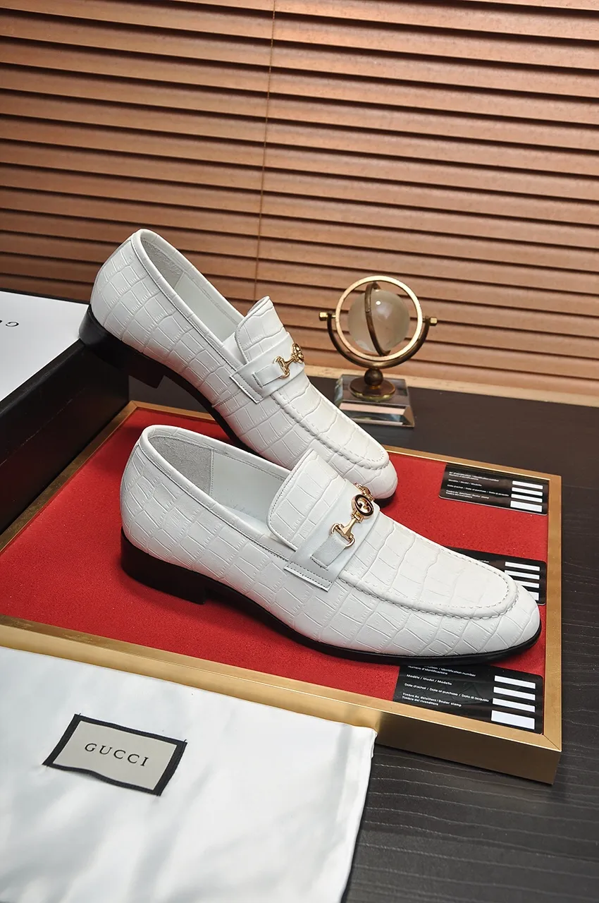 Men's shoes💰500💶Italy's top luxury men's shoe giant (GUCCI) (Gucci) (full cowhide lining) new arrival🍃Original European style🔰 Pleasant to the eye😍In order to make the shoes more durable and non-deformable🌀The production continues to follow traditional methods but there is still no lack of innovation💪Choose original sheepskin for the leather♻️ Smooth and natural And extra bright ⭐Made of imported cowhide, the first choice of rich people 38-45 (45 customized)